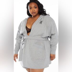 Savage by Fenty Women's Showgirl graphic Short robe size: 2X/3X